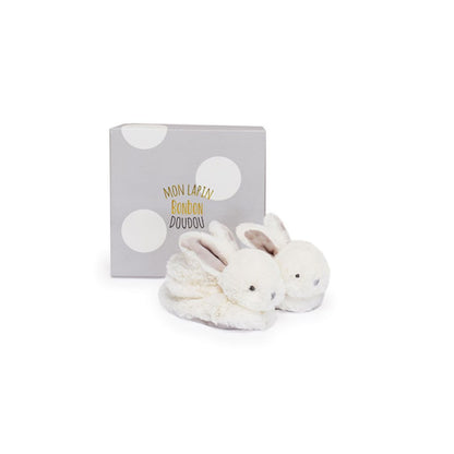 Doudou et Compagnie - Coffret cadeau naissance chaussons lapin taupe avec hochet - 0/6 mois
